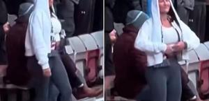 Kadın taraftar, kendisine küfreden rakip takım taraftarlarına göğüslerini göstererek karşılık verdi