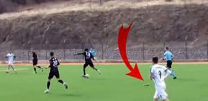 Kramponu çıkan futbolcunun attığı gol ağızları açık bıraktı
