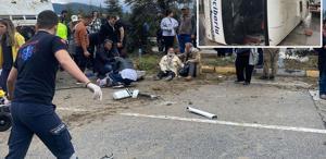 Karşı şeride geçip yan yattı Isparta’da can pazarı: 15 kişi yaralandı