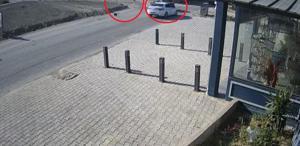 Otomobille çarpışan motosikletteki iki kişi metrelerce havaya uçtu