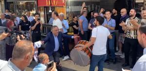 PKK’nın kendini feshetmesi Diyarbakır’da halaylarla kutlanıyor