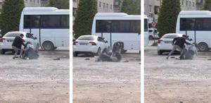 İki genç kız otoparkta yumruk yumruğa kavga etti