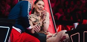 Hadise’nin tercihi desenli mini elbise oldu