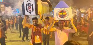 Galatasaraylı taraftarlar şampiyonluğu Fenerbahçe ve Beşiktaş tabutu ile kutladı