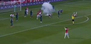 Final maçında sahaya patlayıcı madde atıldı Futbolcular yere yığıldı