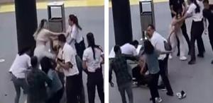 Kadınlar arasında AVM önünde tekme tokat kavga