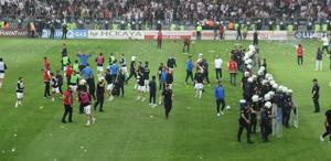 Elazığspor-Vanspor maçında yan hakemi yaralayan şahıs gözaltına alındı
