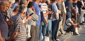 İzmir’de 23 bin işçi greve gitti, otobüs duraklarında yoğunluk oluştu