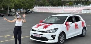 Eşinden boşanan kadın maske takıp göbek attı