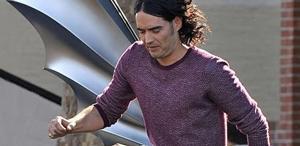 Russell Brand, beş cinsel suçlamayla ilgili olarak hakim karşısına çıktı