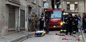 Koruma altına alınan çocuğu geri verilmeyince boğazına bıçak dayadı, evini ateşe verdi