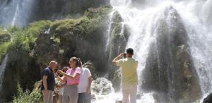 Girlevik Şelalesi bayramda yerli ve yabancı turist akınına uğradı