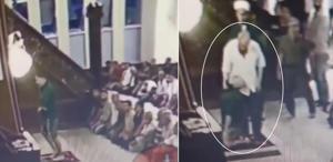 Camide namazla dalga geçti, cemaat haddini bildirdi
