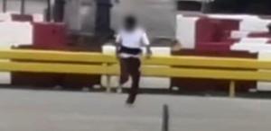 Uçak pistinde polisten kurtulmayı başardı ama sınır dışı edilmekten kurtulamadı
