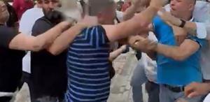 Boşanan çift ile yakınları arasındaki tekme ve yumruklu kavga