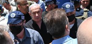 Netanyahu, İran’ın enkaza çevirdiği Bat Yam kentinde görüntülendi