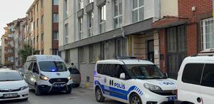 Apartmanı saran kötü kokular sonrası ekipler, çürümeye başlayan cesetle karşılaştı
