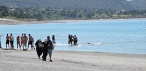 Salda Gölü’nde 17 yaşındaki genç, boğulma tehlikesi geçirdi