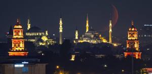 İstanbul’da hilal camileri süsledi