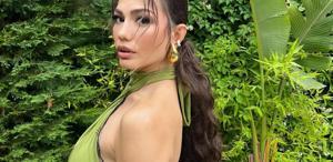 Demet Özdemir havuzda güneş banyosu yaptı