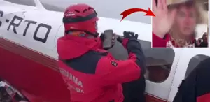 Yaralı kadın yolcu, uçağın enkazını bulan ekibe el salladı
