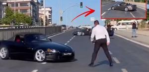 Trafik magandaları kırmızı ışıkta yolu kapatıp drift attı