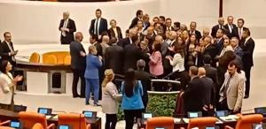 CHP’li vekillerden tutuklanan Zeydan Karalar için Meclis’te kürsü işgali