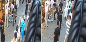Sokakta yürürken tartıştığı 3 kişi tarafından sopa ve tekmelerle darbedildi