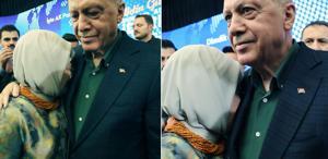 Tarihi konuşmaya damga vuran an Emine Erdoğan eşinin omzunda gözyaşlarına boğuldu