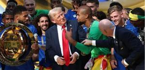 Trump, uyarılara rağmen sahneden inmedi Futbolcular ile kupayı kaldırdı