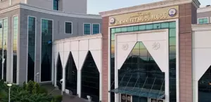 Gazi polis memuruna yumruk atıp tişörtünü yırttı