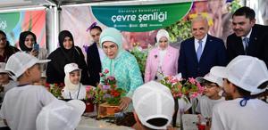 Emine Erdoğan Çevre Şenliği’ne katıldı, çocuklarla teraryum yaptı