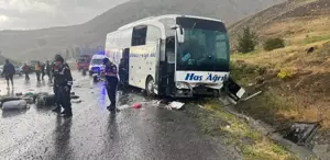 Sivas’ta yolcu otobüsünün devrilmesi sonucu meydana gelen kazada 3 kişi öldü, 24 kişi yaralandı
