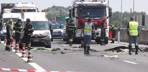 İtalya’da ultra hafif uçak otoyola düştü: 2 ölü