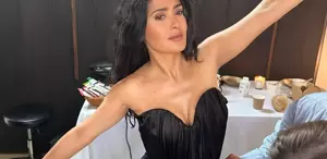 58 yaşında ama gören 30 zannediyor Salma Hayek’ten bikinili dans performansı