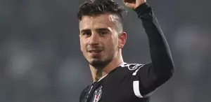 Eski Beşiktaşlı Oğuzhan Özyakup maç biter bitmez telefona sarılarak tepki gösterdi