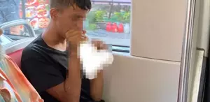 Kimseye aldırmadan zehrini soludu, yolcular da bir şey diyemedi