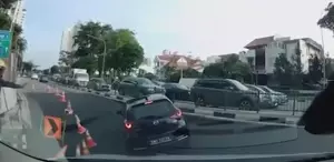 Yol çöktü Araç dev çukura gömüldü, sürücü son anda kurtarıldı