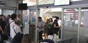 Son güne bırakmanın bedelini ödediler Ehliyet yenileme kuyrukları müdürlükleri kilitledi