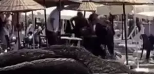 Halk plajında şezlong kavgası: Zabıta ile para toplayanlar arasında arbede