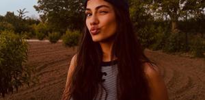 Demet Özdemir’in elbisesi geceye damga vurdu
