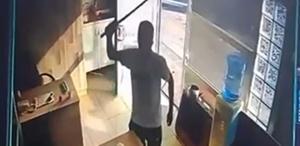 Taksi durağına kılıçlı saldırı kamerada
