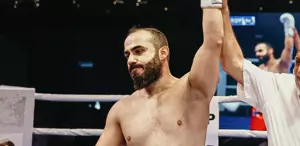 Polis memuru, kick boks müsabakasında Pakistanlı rakibini ikinci rauntta nakavt ederek şampiyon oldu