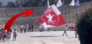 Bir Samsunspor taraftarı, Yunanistan’ın ortasında Atatürk logolu bayrağı dalgalandırdı