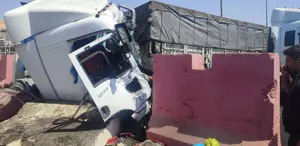 Ölümle biten tesadüf Kafa kafaya çarpışan 2 tırın sürücüsü kardeş çıktı