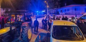 Köy meydanında iki arkadaşını av tüfeğiyle öldürdü