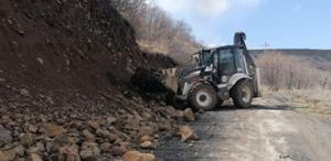 Toprak kayması faciayla sonuçlandı Uçurumdan yuvarlanan kepçe operatörü hayatını kaybetti