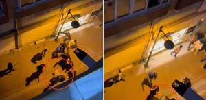 Aralarında aldıkları adamı acımadan dövdüler O anlar kameralarda