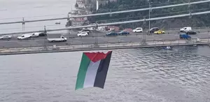 İstanbul Boğazı’ndaki köprülere Filistin’e destek için bayrak asıldı