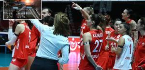 Voleybol maçında çıkan yangın panik oluşturdu